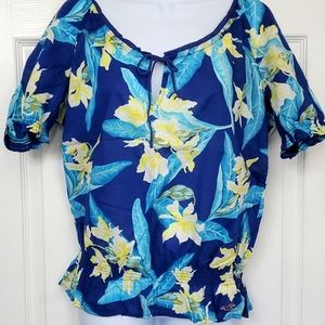 Blue floral Hollister Hawaiian top perfect for spring/summer cruise.